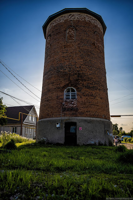 Старая кирпичная водонапорная башня