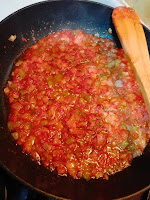 Sofrito de cebolla, pimiento verde y tomate.