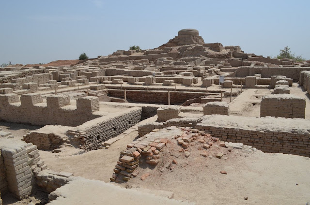 Пыльные руины Мохенджо Деро, некогда крупнейшего города цивилизации Инда