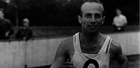 Foto em preto e branco de Josy Barthel em seu uniforme de competição