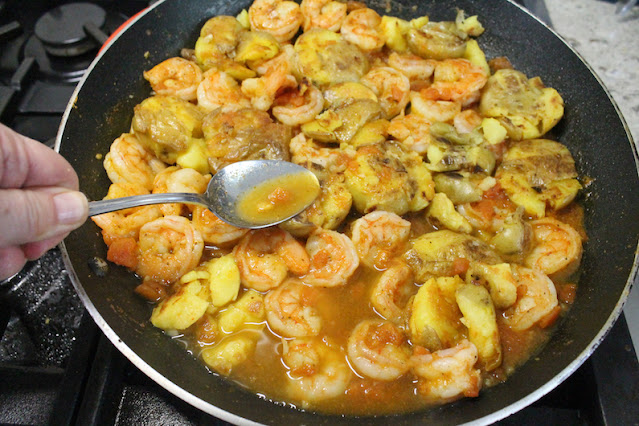 Food Lust People Love: Spicy Beer Shrimp Potatoes are flavorful main course, made with golden baby potatoes, garlic, tomatoes, Old Bay Seasoning and, of course, shrimp and beer!