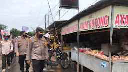 Blusukan ke Pasar, Kapolres Indramayu Bagi-bagikan Masker