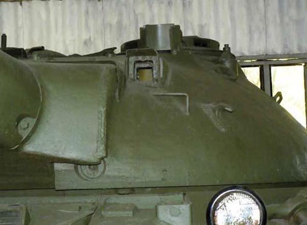 Передняя часть башни, справа от маски пушки видно окно перископического прицела Т2С-29