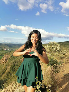 Chica soltera de Arequipa formando un corazón con las manos.