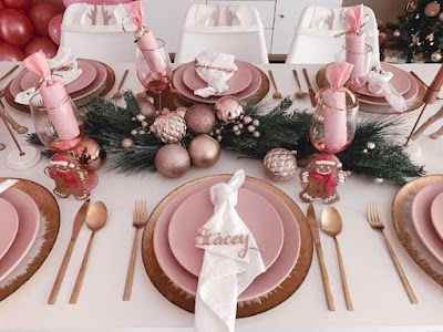 Mesa posta dourado e rosa: romantismo e cor ao seu jantar de natal