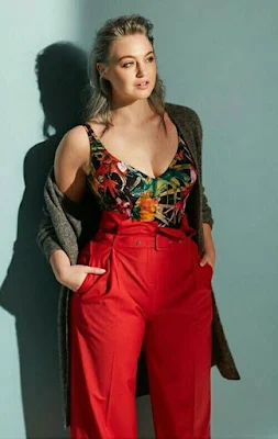Nada de sofrer por aí com roupas que mais parecem armaduras. A moda descomplicada prioriza o conforto. Então, nada de apertos, costuras desconfortáveis ou sapatos que fazem os pés implorarem por piedade. Afinal, a gente pode ser estiloso e confortável ao mesmo tempo, né?