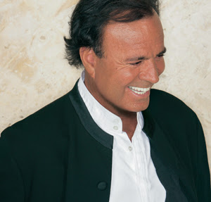 'Perto da morte', Julio Iglesias diz que está cantando 'mil vezes melhor'