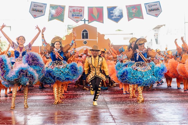 Em plena folia, a quadrilha junina Luar do Recôncavo traz o clima junino, sábado, no Campo Grande  A ação é para divulgar o São João de Santo Antônio de Jesus