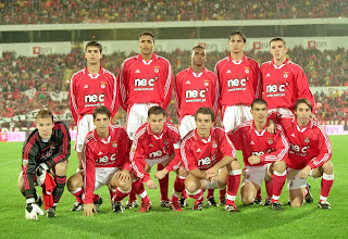 📸SPORT LISBOA E BENFICA 📆3 diciembre 2000 ⬆️Diogo Luís, Pierre van Hooijdonk, Miguel Brito, Fernando Meira, Carlos Marchena. ⬇️Enke, Chano, Maniche, Calado, Ivan Dudić y Carlitos. S. L. BENFICA 3 🆚 SPORTING CLUBE DE FUTEBOL DE PORTUGAL 0 Domingo 03/12/2000, 19:00 horas. Primeira Liga de Portugal, jornada 13. Lisboa, Portugal, Estádio Da Luz: 65.000 espectadores. GOLES: ⚽1-0: 41’, Pierre Van Hooijdonk. ⚽2-0: 77’, João Tomás. ⚽3-0: 82’, João Tomás.