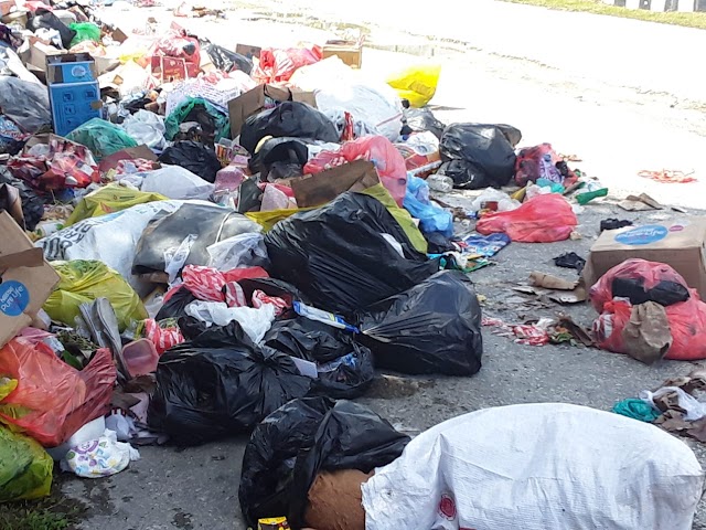 Sampah Menumpuk Di Teminabuan Tidak Dimuat Akibat Truk Sampah Ditahan Masyarakat.