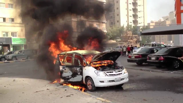 فيديو صادم لسيارة تحترق وهي تسير على طريق سريع بسبب عطل بالمحرك