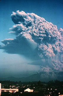 Gambar Gunung Galunggung Saat Meletus Tahun 1982