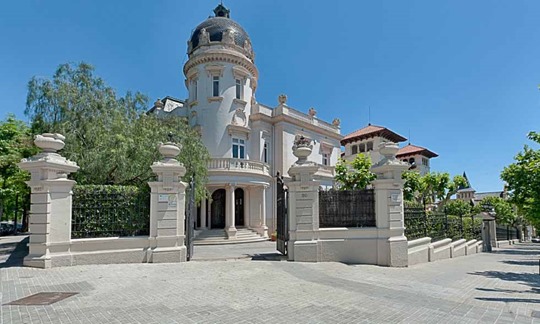 live-barcelona-zona-alta-exterior-palacete