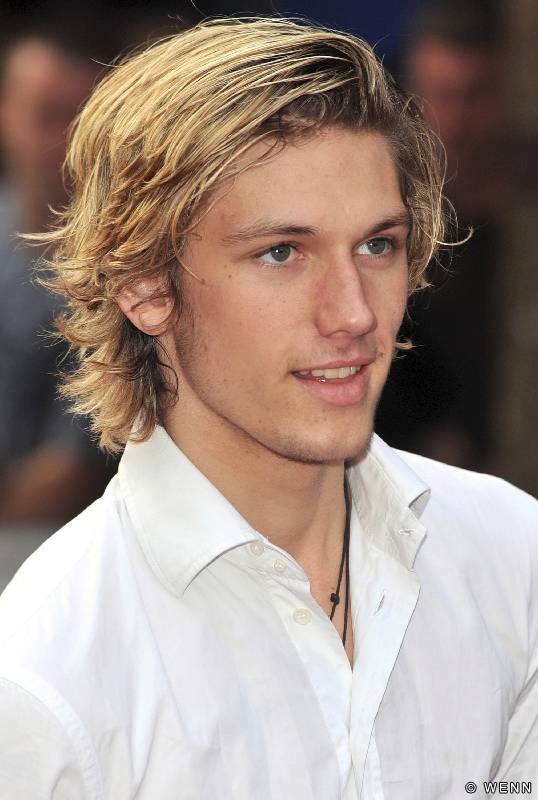 Alex Pettyfer sexy pose