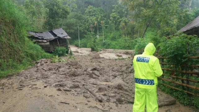 4 Titik Longsor Siang Ini, Jalur Sungaipenuh-Tapan Lumpuh  SUNGAIPENUH, MERDEKAPOST.NET – Jalur Sungaipenuh via Puncak 