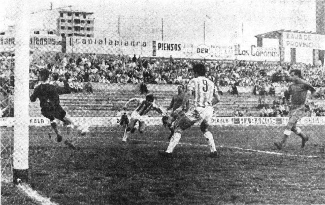 REAL VALLADOLID DEPORTIVO. Temporada 1970-71. Astrain remata de cabeza para batir a Leal y marcar el segundo gol del Valladolid. REAL VALLADOLID DEPORTIVO 4 A. D. PLUS ULTRA 0 Domingo 30/11/1970, 16:00 horas. Campeonato de Liga de 3ª División, grupo 2, jornada 13. Valladolid, estadio Municipal José Zorrilla. GOLES: ⚽1-0: 15’, Lizarralde. ⚽2-0: 18’, Astrain. ⚽3-0: 85’, Lizarralde. ⚽4-0: 88’. Lizarralde.