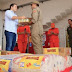 GOIÁS DOA TONELADAS DE ALIMENTOS PARA DESABRIGADOS DE PE. MATERIAL FOI DESCARREGADO NESTA SEGUNDA-FEIRA (26), NO RECIFE. NESTA SEGUNDA-FEIRA (26), O CORPO DE BOMBEIROS MILITAR DO ESTADO DE GOIÁS ENTREGOU 132 MIL QUILOS DE ALIMENTOS PARA AS VÍTIMAS DE CHUVAS NO AGRESTE E MATA SUL DE PERNAMBUCO. OS ALIMENTOS FORAM RECOLHIDOS DURANTE A CAMPANHA "GOIÁS SOLIDÁRIO" E RECEBEU UMA QUANTIDADE BEM ACIMA DA ESTIMADA.  OS ALIMENTOS FORAM DESCARREGADOS NA CEASA, NA ZONA OESTE DO RECIFE. OS PRODUTOS SERÃO SEPARADOS PARA CHEGAR NAS 27 CIDADES QUE DECRETARAM SITUAÇÃO DE EMERGÊNCIA. 