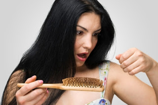 Các cách chữa rụng tóc đơn giản tới ngỡ ngàng