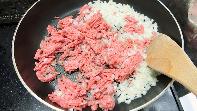 フライパンに玉ねぎ、豚ひき肉を油をひかずに炒め、肉の色が変わるまで中火で炒め合わせます。