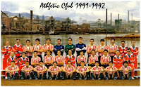 ATHLETIC CLUB DE BILBAO - Bilbao, España - Temporada 1991-92 - Manuel Delgado Meco (preparador físico), José Ángel Iribar (entrenador de porteros), Alcorta, Ayarza, Patxi Salinas, Patxi Iru, LObato, Kike, Andrinúa, Ziganda, Merino, Fidel Uriarte (2º entrenador, J. L. Urrutia (ayudante); J. Delgado (fisio), Billabona, Eskurza, Larrazabal, Iñaki Sáez (entrenador), Mendiguren, Urrutia, Tabuenka, Dr. Gorostidi (médico), J. A. Narváez (utillero); Ripodas, Lacabeg, Luke, Ander Garitano, De la Fuente, Luis Fernando, estíbariz, Valverde y Urtubi - Plantilla del Athletic Club, que en la temporada 1991-92 se clasificó 14º en la Liga e 1ª División. Empezó como entrenador Iñaki Sáez, que, ante la errática marcha del equipo, fue sustituído por Chuchi Aranguren en la jornada 24