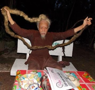 صورة رجل فيتنامي لم يقص شعره منذ 70 عاما.
