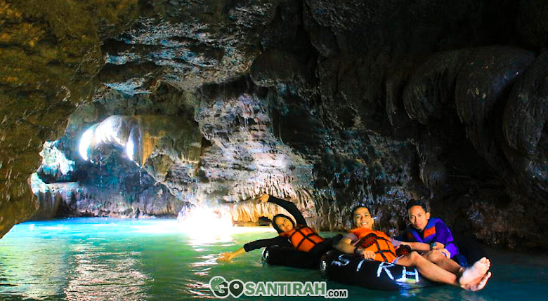 memasuki lorong-lorong gua dengan aktivitas river tubing emang seru