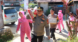 Gelar Kunjungan Kerja di Beberapa Polsek Jajaran, Kapolres Toraja Utara Berikan Bantuan Sosial Kepada Warga