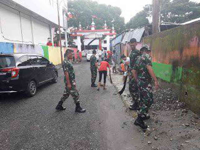 Satgas Yonif 734 SNS Bersama Masyarakat Membersihkan Masjid Waringin dan Talake