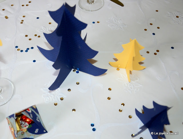 Table de Noël bleue blanche et dorée - sapins