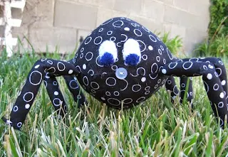http://craft-with-confidence.blogspot.com.es/2010/09/spider-bug-buddy-tutorial-bug-3-of-3.html