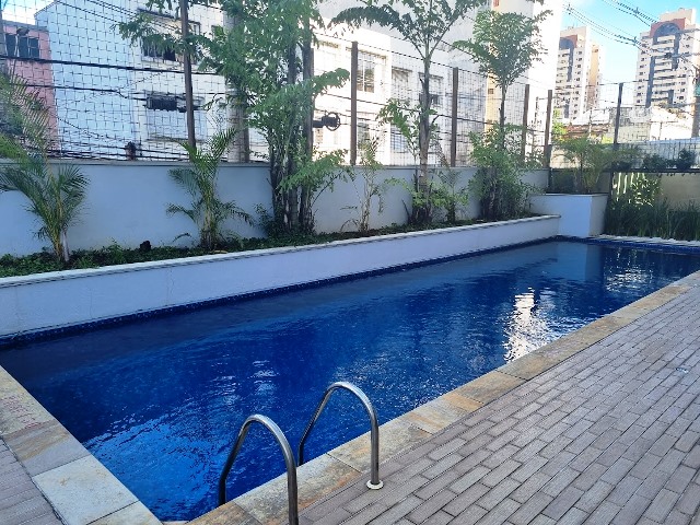 Piscina do Hotel Comfort Nova Paulista que oferece uma ampla gama de serviços e comodidades
