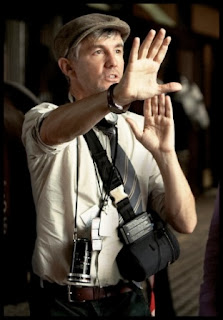 Baz Luhrmann dirigiendo una de sus películas