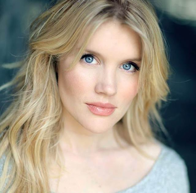Emerald Fennell Height, Weight, Body Measurements.