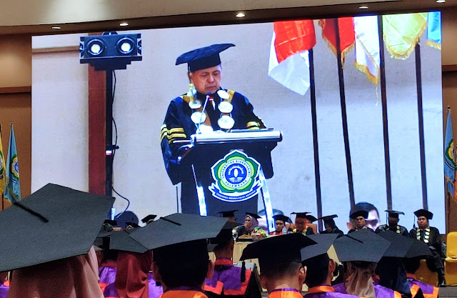 Rektor Universitas Sjakhyakirti Wisuda ke 45