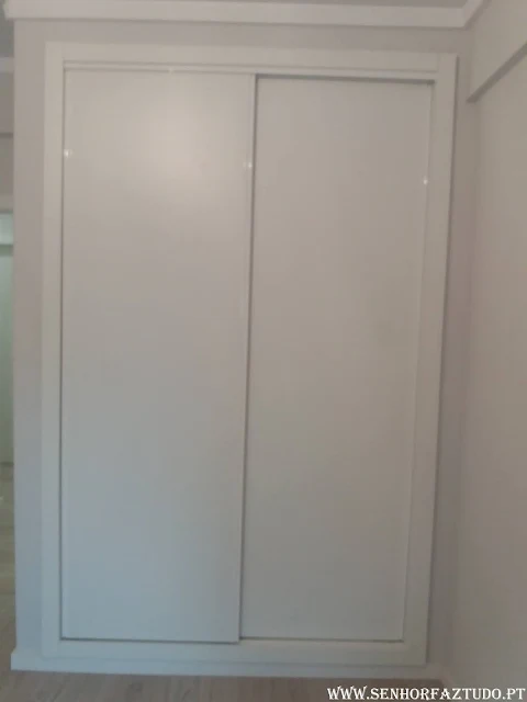 Fornecimento e instalação de um roupeiro por medida em melamina branca com portas deslizantes. Este roupeiro foi colocado no apartamento de Paço D'arcos, onde também foram feitos os trabalhos de remodelação da cozinha, remodelação da casa de banho, pintura e colocação de pavimento flutuante e instalação de portas e aduelas.