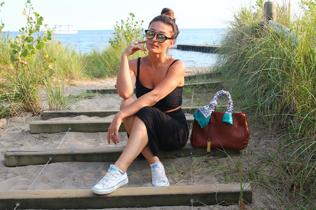 Toronto Islands, outfit with sneakers, cropped top, sporty chic, structured bag, canadian blogger, top fashion bloggers