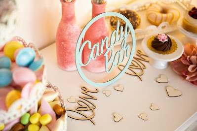 Cartel de "Candy Bar", "Love" y corazones en madera