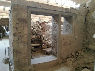Einige Gebäude sind noch gut erhalten. Man kann durch den Rundgang in den Ruinen von Akrotiri ein gutes Gefühl dafür bekommen, wie es in Akrotiri früher einmal war.
