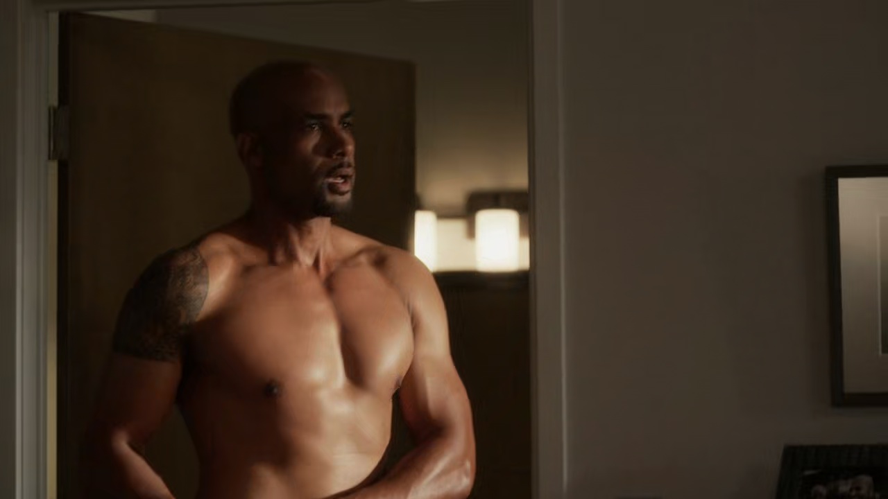 ausCAPS Boris Kodjoe shirtless in Station 19 5-17