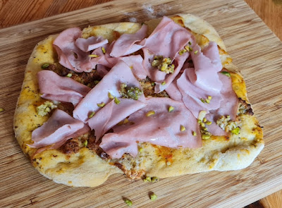 Pizza mit Mortadella und Pistazien