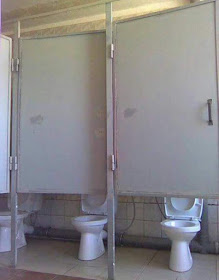 puertas wc demasiado altas, se ve todo