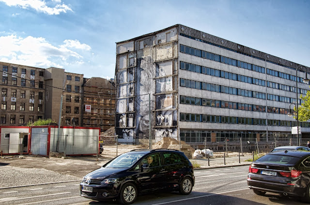 JR, Graffiti, Art, Kunst, Artist, Baustelle Ordnungsmassnahme, Teilrückbau eines Verwaltungsgebäudes ehemaliges "DDR-Bauministerium", Scharrenstraße / Breite Straße, 10178 Berlin, 01.10.2013