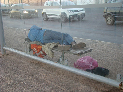 Número de moradores de rua aumenta a cada dia no bairro