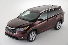 Front 3/4 view of the 2014 Toyota Highlander