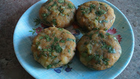 http://cupcakeluvs.blogspot.dk/2015/10/aloo-tikki-chaat.html