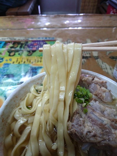 やかそば(特大)の平麺の写真