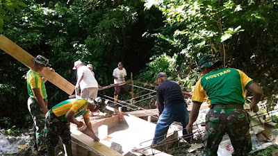 *Satgas Yonarmed 1 Kostrad Bantu Masyarakat Bangun Bak Penampungan Air di Negeri Tuhaha*