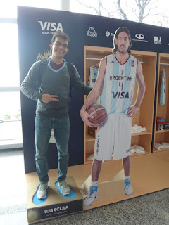 Com atletas de basquete da seleção argentina no aeroporto