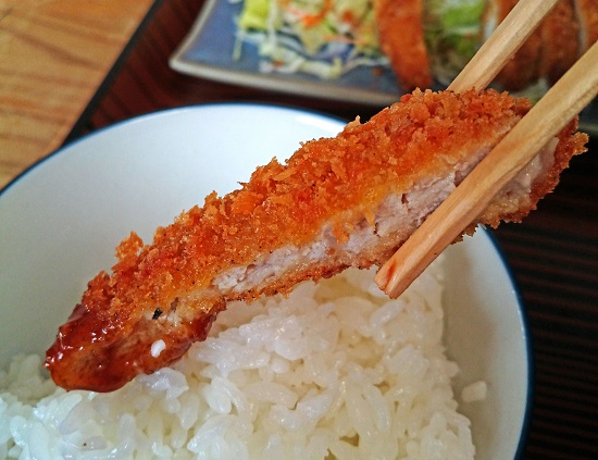 そば定食のトンカツの写真