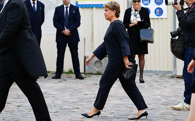 Grand Duchess Maria Teresa wore a navy blue top by Maison Rabih Kayrouz. Parosh navy blue trousers. Dior leather pumps